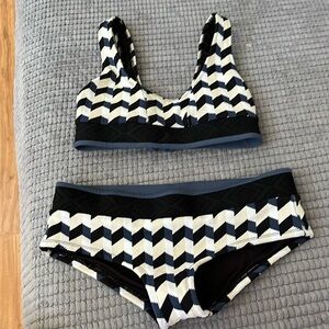 Super cute never worn bathing suit! Side small!